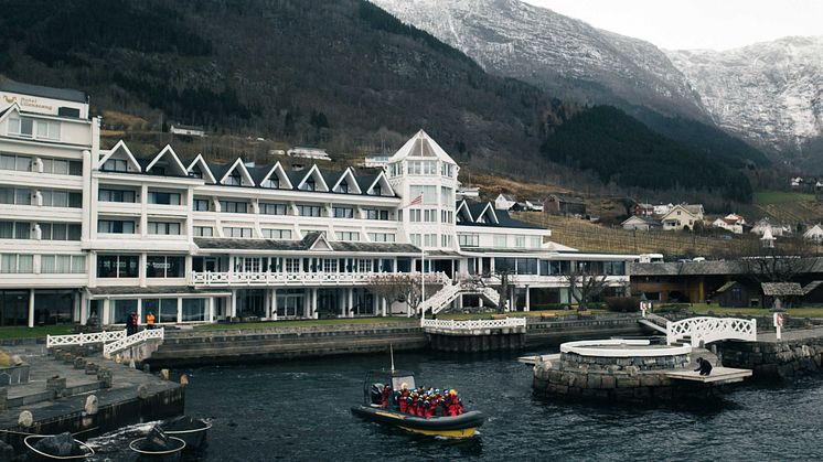 Hotel Ullensvang på Lofthus i Hardanger kledd i vinterfargar