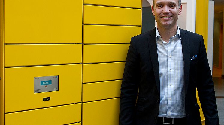 Ted Söderholm, vd DHL Express, framför en DHL Swipbox-automat