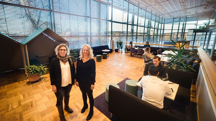 Gun-Britt Marklund, verksamhetsstrateg och Annika Lill, verksamhetsutvecklare på Lärcentrum hälsar välkommen.