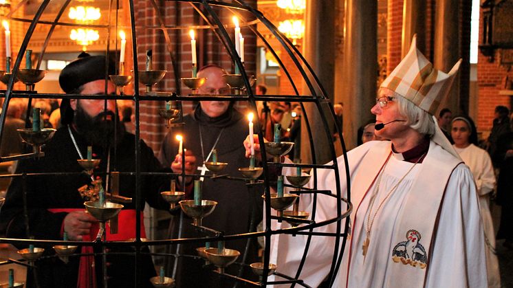 Svensk kristenhet i ljusmanifestation på Sergels torg för konvertiter 