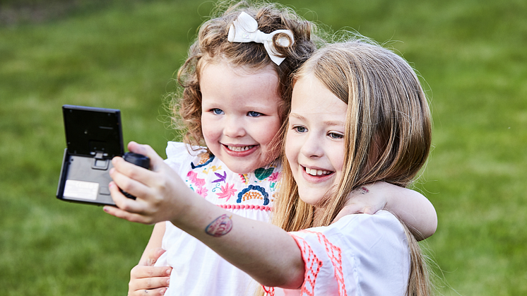 PowerShot_SX740_HS Lifestyle Grandchildren Selfie