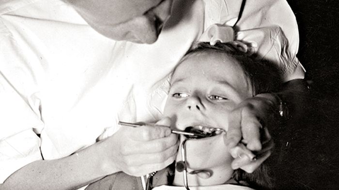 År 1938 infördes Folktandvården. Alla barn skulle härmed få gratis tandvård. Foto: Katrineholms kommunarkiv.