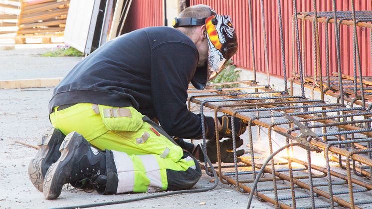Roger Hiettiko svetsar på Sh byggs nya armeringsstation