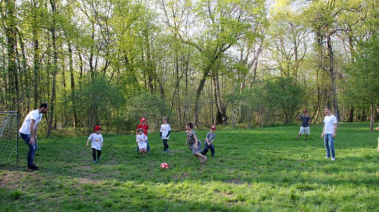 RB-Fußballer kicken im Kinderhospiz Bärenherz mit kleinen Fans um die Wette 