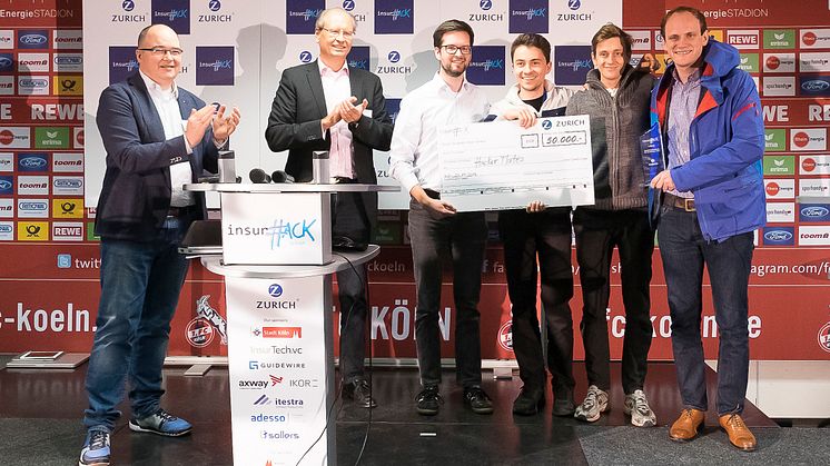 Das Gewinner-Team"Hacker Mates" v.l. Dr. Stefan Lemke Head of IT Zurich Gruppe Deutschland, Marcus Nagel, Vorstandsvorsitzender Zurich Gruppe Deutschland