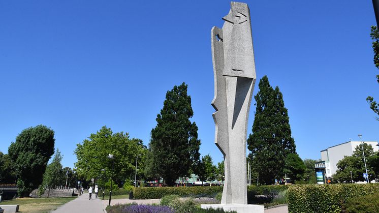 Pablo Picassos staty Kvinnohuvud på plats i Picasso-parken. Foto: Halmstads kommun