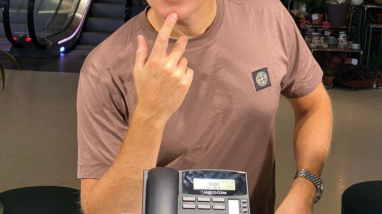 Måns Möller kan ringa telefonen på Bromma Blocks när som helst. Den som svara vinner 5000 kronor att shoppa för samt 5000 kronor att skänka till välgörenhet.