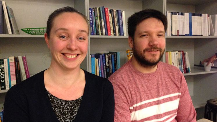 Airi Lampinen och Donald McMillan pratar om julmys via Skype och  virtuellt julpyssel. Foto: Elsa Helin