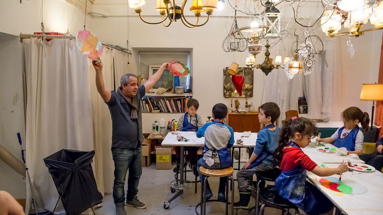 Konstnären Jafer Taoun håller konstworkshop med barn i Drömmarnas hus ateljé