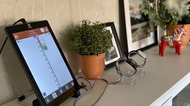 Ipad och smarta klockor på en byrå