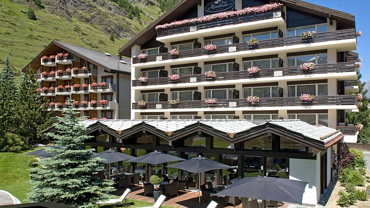 Mirabeau Haupthaus & Terrasse Sommer ©Hotel Mirabeau & Alpine Spa Residence Zermatt