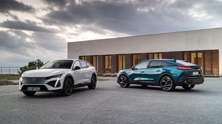 Den nye Peugeot 408 er anderledes. Den bryder med de gængse designnormer ved at blande en elegant fastback-silhuet med SUV-elementer som høj siddeposition og øget frihøjde. Peugeot 408 kan med andre ord ikke sættes i bås.