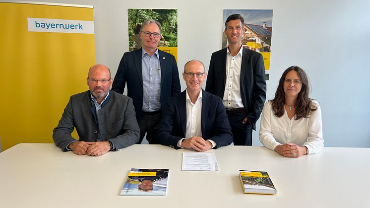 Prof. Dr. Dominikus Bücker, Dr. Egon Leo Westphal und Dr. Isabel Bücker (vorne, v.li.) freuen sich auf die Zusammenarbeit zwischen der Bayernwerk AG und dem Institut für nachhaltige Energieversorgung (INEV).