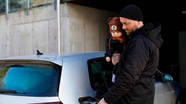 SKB fortsätter utbyggnaden av laddstationer vid fastigheterna, med målet att närmare 280 bilplatser ska vara färdiga till årsskiftet. Foto: Lisa Öberg/Johnér 