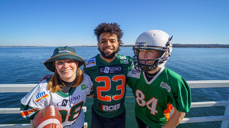 Footballspieler C.J. Davis mit Fans beim Anbaden 