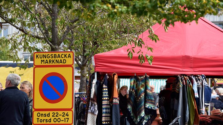 Första helgfria torsdagen i varje månad är det traditionsenlig marknad i Kungsbacka.