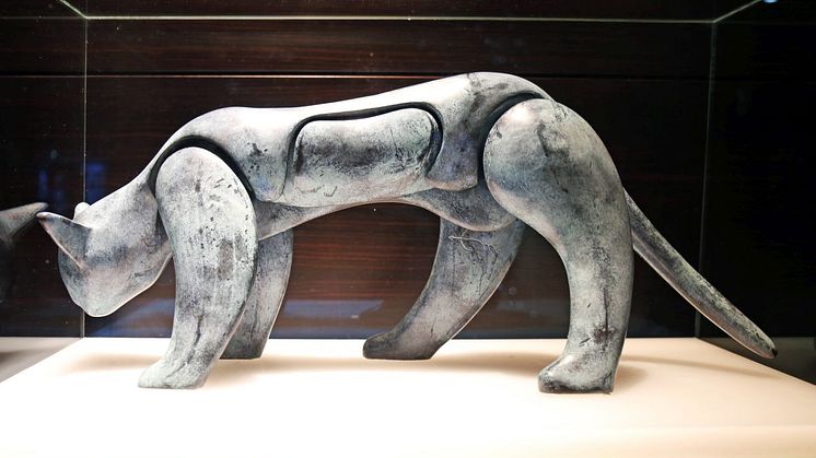  Die Plastik "Die Katze" aus dem Jahr 1991 von Horst Meier aus der Ausstellung "Aus dem Schutzraum der Heimlichkeit" im Hotel The Westin Leipzig 