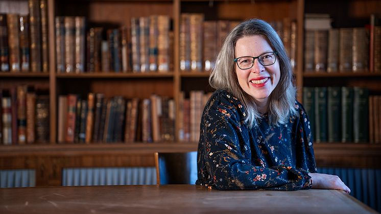 Vinnaren av Läsguldet 2022: Lynn Alpberg, bibliotekarie inom Stockholms stadsbibliotek. Foto: Elliot Elliot.