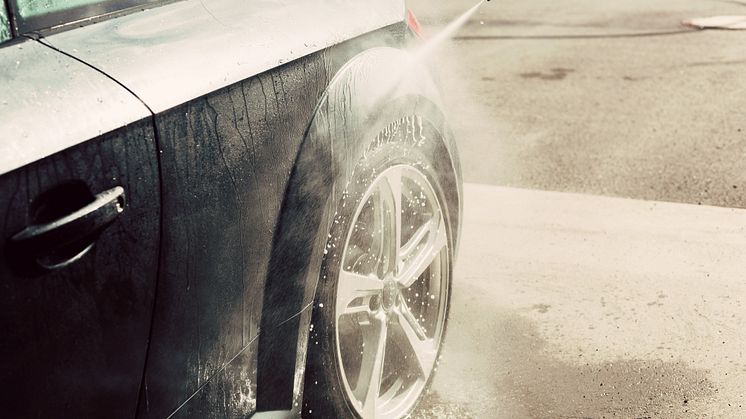 Allt fler tvättar bilen miljövänligt