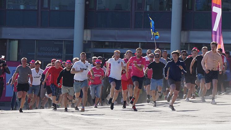 Publik springer in när Solvallas entréer öppnar på Elitloppet. Foto: Solvalla.