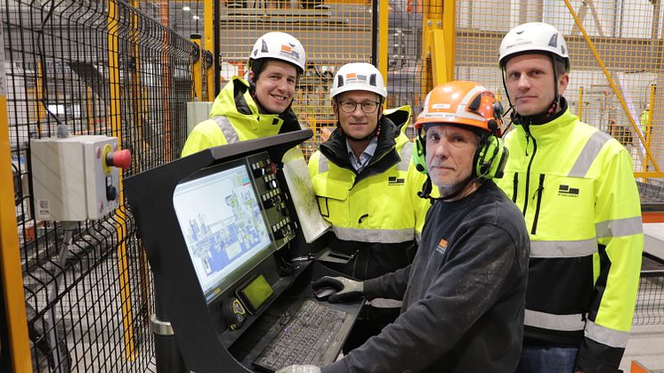 Byggelement har gjort ett tekniksprång. Versa-operatören Håkan Svensson ses här omgiven av fr v styrelseordförande Carl Rülcker, vd Tobias Rönje och platschef Mikael Olausson. Bild: Gösta Löfström
