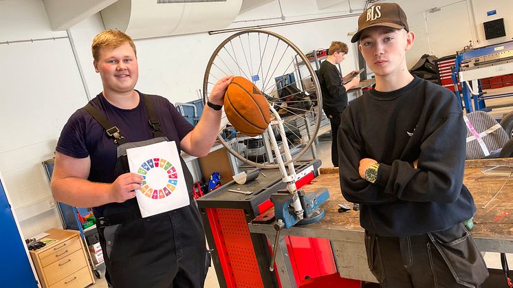 Anders (venstre) og Frederik går også på Grundforløb 1. De arbejdede med at fremvise verdensmålene, så børn kan forstå dem. Derfor skulle målene kunne mærkes og bevæge sig.