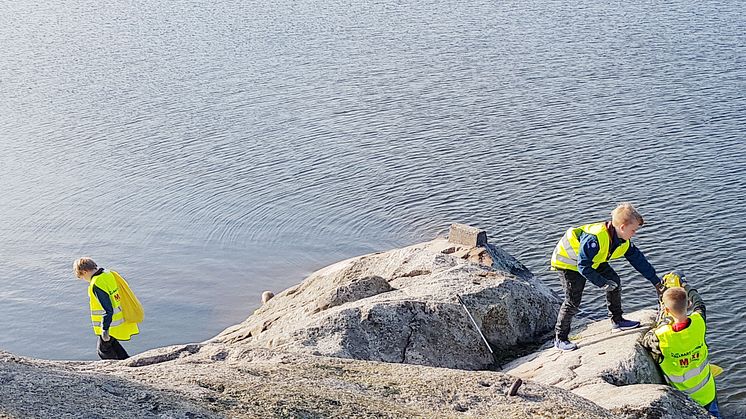 20190520_För ett hållbart Haninge städning vid vattnet 2jpg
