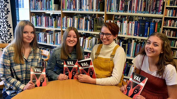 Fyra av deltagarna i skrivartävlingen, från vänster: Alice Dalevi, Sanna Jonsson, vinnaren Matilda Block och Ingrid Österling. 