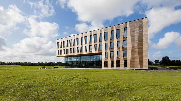 Eiere har innsett at merverdi av grønne bygg bare kan skapes utfra en helhetlig tilnærming, skriver Kjetil N. Gulbrandsen og Katharina Th. Bramslev i denne fagartikkelen. Illustrasjonsfoto: Arkivenes hus. Foto: Sindre Ellingsen. 