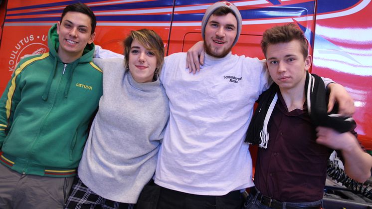 Valdas Balkunas (fr. vänster), Elle Frances Gray, Dean Peters och Damian Górnik är alla utbytesstudenter på Utbildning Nord. Gray och Górnik läser datateknik, Balkanus och Peters fordonsteknik. 
