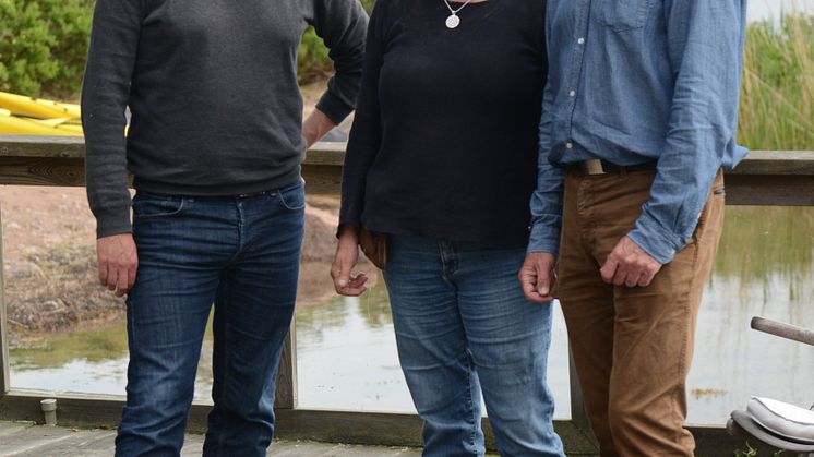 Staffan Johnson (till höger) tillsammans med Ebba Wadstein och Lars Blomgren, två av grundarna, och styrelseledamöter i Structor Miljö Öst AB. Foto: Structor