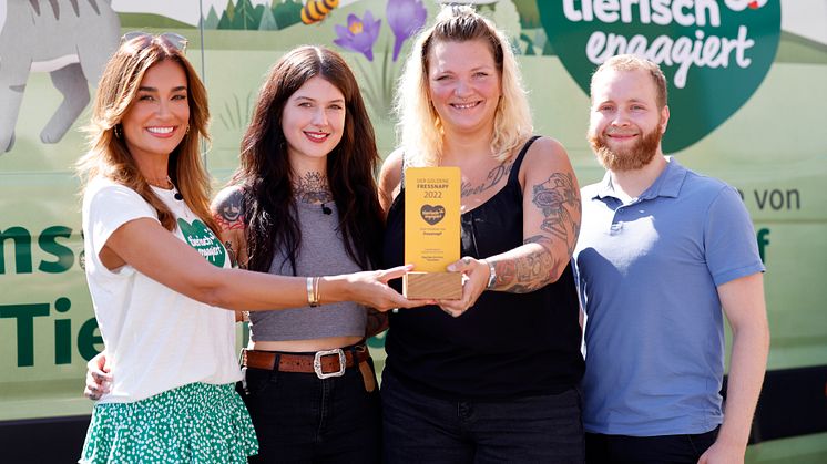 Sonderpreis des "Goldenen Fressnapf 2022": v.l. Jana Ina Zarrella (Botschafterin "Tierisch engagiert") und die Verantwortlichen des ddao-Tierschutzvereins: Victoria Müller, Natalie Rozek und Joris Olesch Fotonachweis: Fressnapf Gruppe