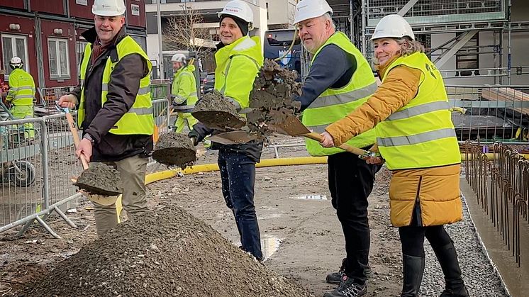 Från vänster: Andreas Schönström - ordförande tekniska nämnden Malmö Stad, Martin Andersson - vd Nimab, Tony Rosén - ordförande byggande styrelsen och Ulrika Nyström - regionchef Riksbyggen Sydväst