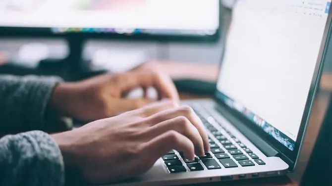 BL Interiör har rekryterat många nya medarbetare och fyller nu på kompetensen med utbildningar online i Golvteknik och Keramikteknik. Enkelt att genomföra och lätt att adminstrera, tycker företaget. 