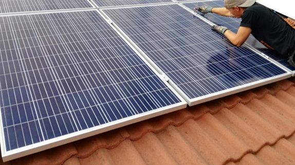 Att montera solceller är högaktuellt just nu. Nu har Högskolan Dalarna tillsammans med projektet ecoINSIDE2 tagit fram en guide hur man installerar solceller på tegeltak.