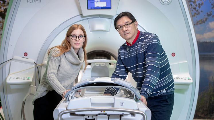 Ny forskning kan göra PET-undersökningar säkrare och bekvämare för patienterna. På bilden: Klara Leffler och hennes handledare Yun Yu. Foto: Johan Gunséus