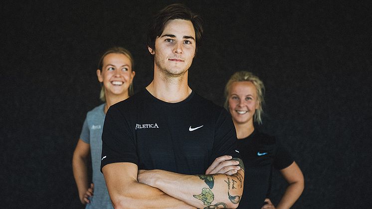 Jonathan Tygesen med personal på Atletica i Varberg