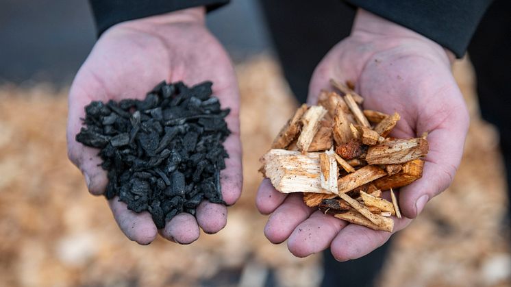 Genom att nyttja det biobränsle som används för att producera fjärrvärme, och i en syrefattig miljö bränna denna till biokol, bidrar Solör Bioenergi till minskad klimatpåverkan. Fotograf: Marit Lasson