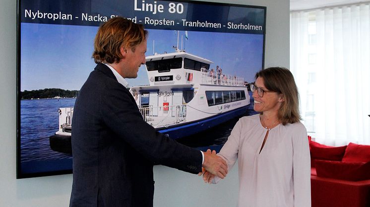 Rederi AB Ballerinas Fredrik Leffler och tf förvaltningschefen för trafikförvaltningen Sara Catoni skakar hand efter påskrivet avtal. Foto: Marc Weimann