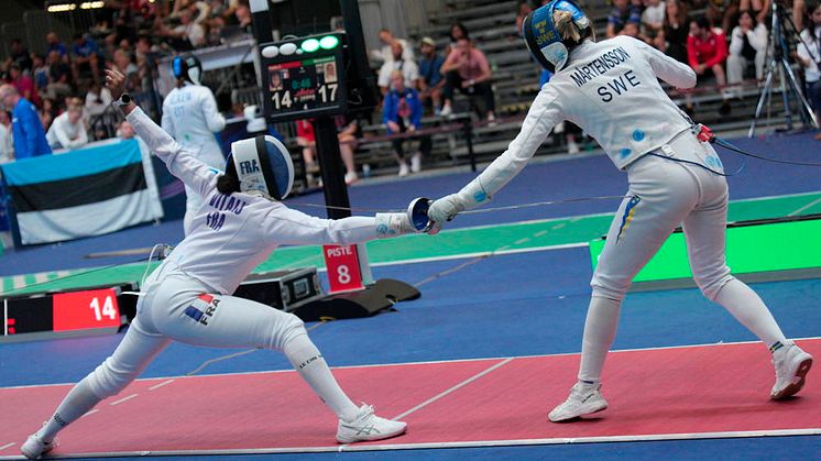 Elvira Mårtensson fäktar mot fransyskan Coraline Vitalis i åttondelsfinal. Det svenska laget satte press på Frankrike under matchen men föll till slut 39-45. 