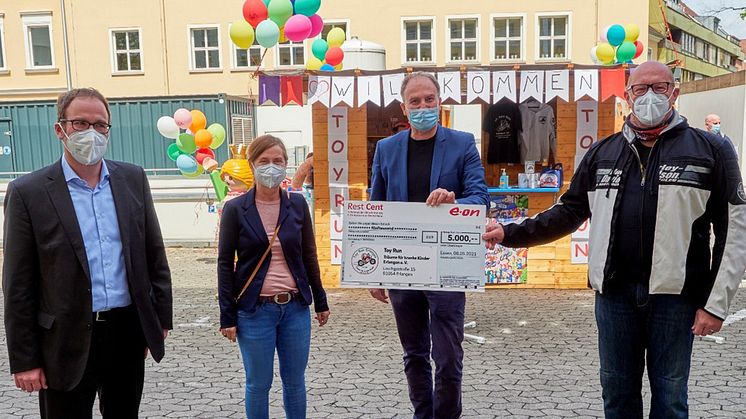 E.ON-Mitarbeiter spenden 5.000 Euro aus dem RestCents-Fonds, um Patienten der Erlanger Kinderklinik Träume zu erfüllen. v.l.: Oberbürgermeister Florian Janik, Annette Wölfel, Klinik-Chef Joachim Wölfel und Bayernwerk-Betriebsrat Gerhard Lehner.