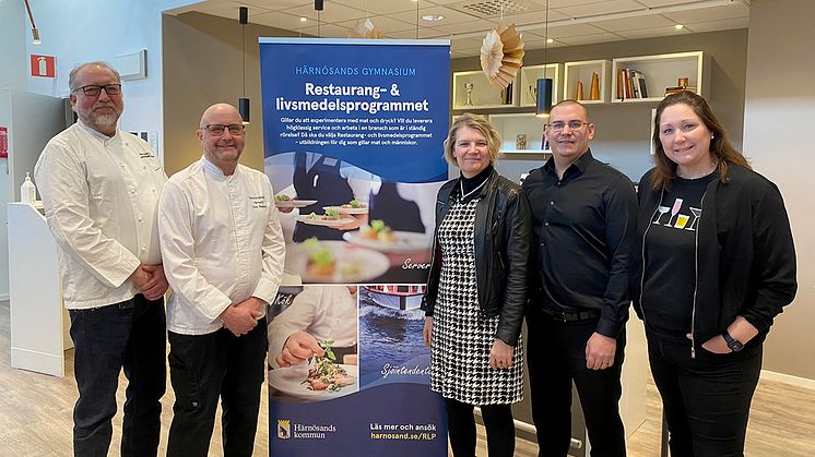 Delar av styrgruppen när certifieringen av Restaurang- och livsmedelsprogrammet offentliggjordes. Från vänster: Matz Bergström, Lasse Bergman och Helene Hålldin, Härnösands gymnasium samt Fredrik Björk, Hotell Höga Kusten, och Emma Edfors, Hernö Gin.
