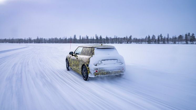 Neste generasjon elektriske MINI testes på nordisk is og snø