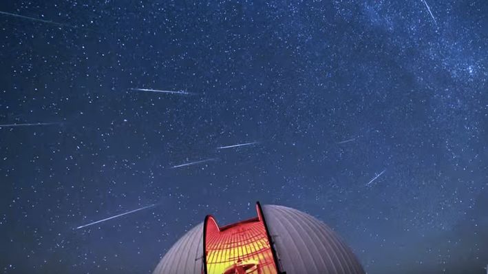Perseiderna syns som stjärnfall på natthimlen (Bild: NASA)
