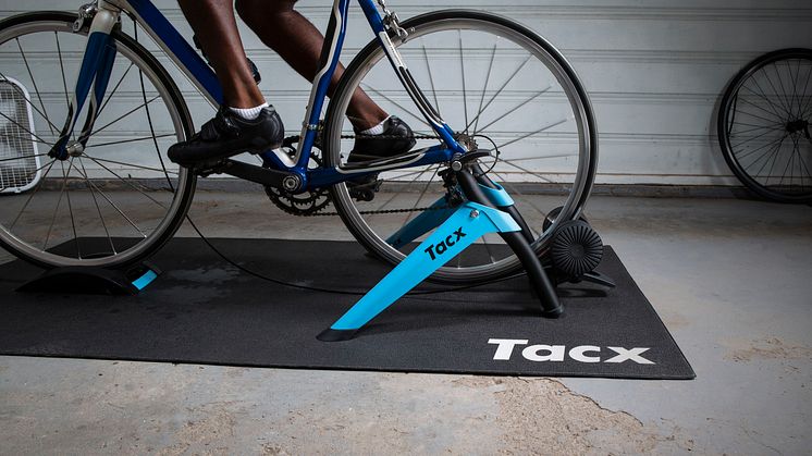 Cykelryttere kan tage deres tur indendørs med Tacx Boost