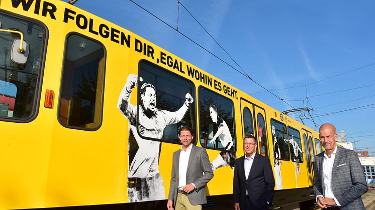 Roman Weidenfeller (BVB Legende), Guntram Pehlke (Vorstandsvorsitzender DSW21) und Carsten Cramer (Geschäftsführer BVB) schicken die neue Partnerbahn auf die Strecke.