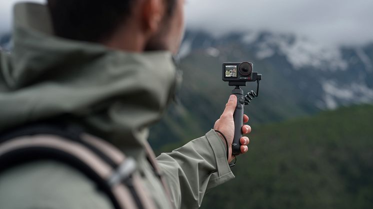 Osmo Action 5 Pro_Hiking_Charging Handle.jpg