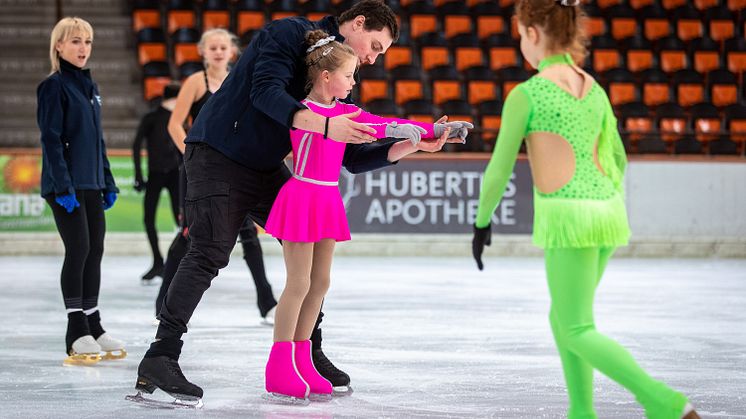 Hamburger Nachwuchstalent EstherVivienneHamer trainiert mit HOLIDAY ON ICE Gaststars Aljona Savchenko und Bruno Massot