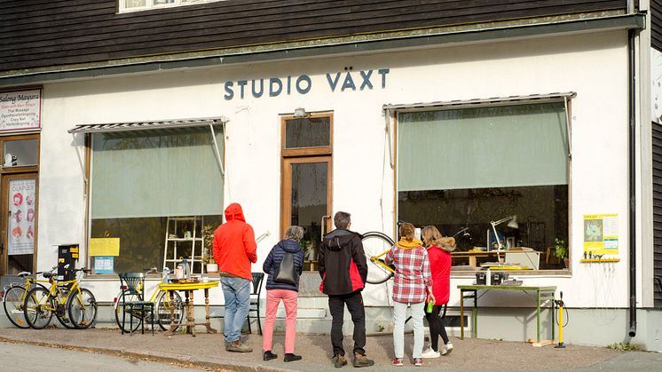 Cykla Gul utanför Studio Växt