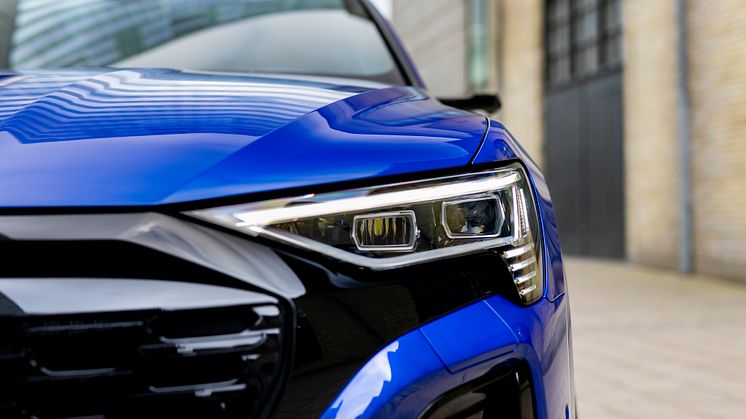 Audi Q8 e-tron (Ultrablå metallak)